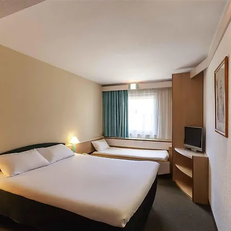 Отель Ibis Valencia 2*